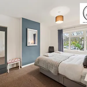 Large 3 Bedroom House With Parking & Garden By Cherry Short Let's & Services Accomodation Apartment